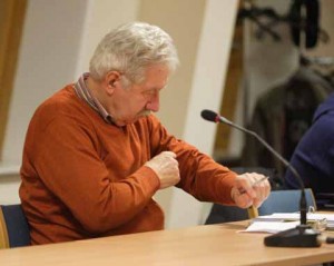 Ärmel hochkrempeln ist angesagt: Bernd Puhle vom BürgerBündnis freier Wähler erhebt seine Stimme gegen Schlampereien der Bauverwaltung, weil aus seiner Sicht Beschlüsse der Gemeindevertretung nicht vollständig umgesetzt wurden. (Foto: Wolff)