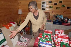 Viele Jahre sammelte Renate Klinkenberg Weihnachtspäckchen für bedürftige Kindern. Aus gesundheitlichen Gründen kann sie die Sammelstelle nicht weiterführen. Doch wer helfen möchte kann das in Berlin  - Bohnsdorf tun. (Foto: Wolff)