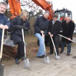 Spatenstich zum 16 km Straßenausbau: Frank Wendrich (TRP GmbH), Undine Nulle (Bauamtsleiterin), Markus Mücke, Frank Kidszun (B&K Verkehrsbau), Wilfried Gromotka (RAKW), v.L.
 Endet das Projekt in einem Fiasko? (Foto:mwBild)
