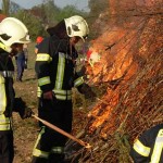 Feuerwehrleute entzünden das Osterfeuer 2011.