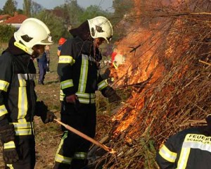 Feuerwehrleute entzünden das Osterfeuer 2011.