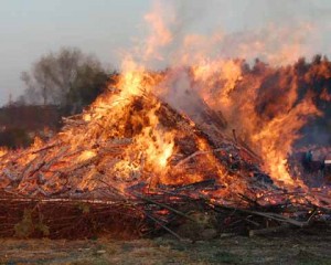 Osterfeuer: Vertreter fast aller Parteien fordern Bürgermeister Mücke zur Kehrtwende auf!