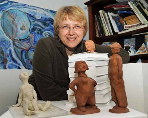 MAZ -Redakteurin Andrea Müller stellt Bilder, Plastiken und Schmuck aus.