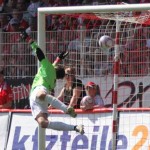 Gegen diesen Hammer von Shao war auch Unions Schlussmann Glinka machtlos!