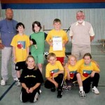 Peter König (Reihe stehend, rechts) und sein Assistent Jürgen Böck ( Reihe stehend, links) mit den erfolgreichen Tischtennissportlern der Grundschule Schulzendorf.