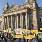 Rund 350 Menschen, die für Nachtruhe vor dem Gerichtsgebäude demonstrierten, bildeten eine Menschenkette.