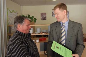 Schulzendorfs stellvertretender Bürgermeister Alexander Reech zeichnet den Schulzendorfer Siegried Hengst aus.