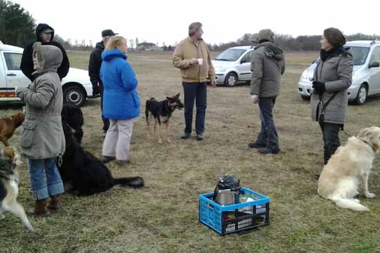 Umwelt: Hundehalter räumen Müll aus dem Wald und sorgen für Ordnung.