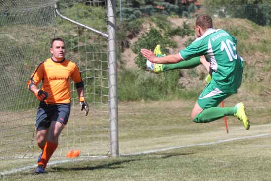 Die Chancenverwertung war die Achillesferse der Schulzendorfer. Ronny Brendel schafft es nicht den Ball im Gästegehäuse unter zu bekommen. (Foto: Wolff)
