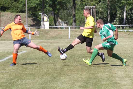 Nach schöner Vorarbeit von Stefan Sommerfeld schiebt hier Ronny Brendel die Pille zum 1:0 ein. (Foto: Wolff)