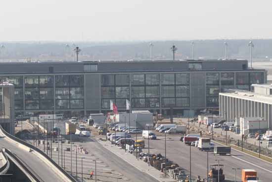 Dritter Anlauf: Die Bauarbeiten gehen weiter. Erst am 17. März 2013 soll der Flughafen eröffnen. (Foto: Wolff)