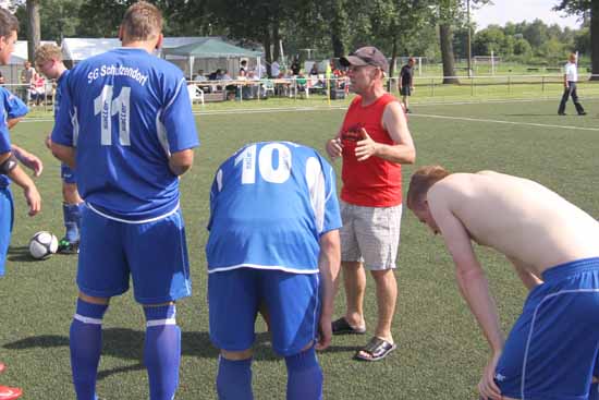 Trainer Krüger gibt kurz vor dem Spiel die letzten Tipps. (Foto: Wolff)