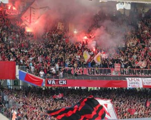 Mittlerweile sind derartige Bilder keine Seltenheit in deutschen Fußballstadien. Hier zünden Chaoten in Nürnberg unerlaubte Begalfeuer. (Foto: Wolff)