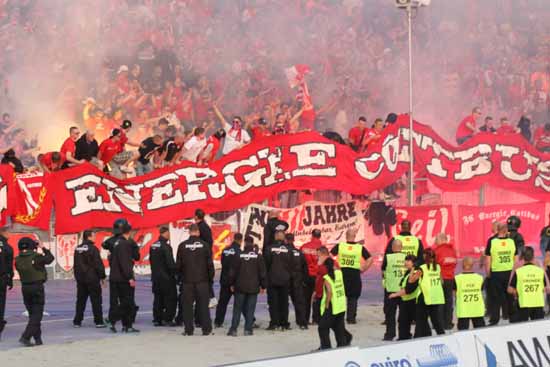 Sind die Eingangskontrollen nicht scharf genug? Immer wieder gelingt es Unverbesserlichen große Mengen verbotener pyrotechnischer Erzeugnisse in die Stadien zu schmuggeln. (Foto: Wolff)