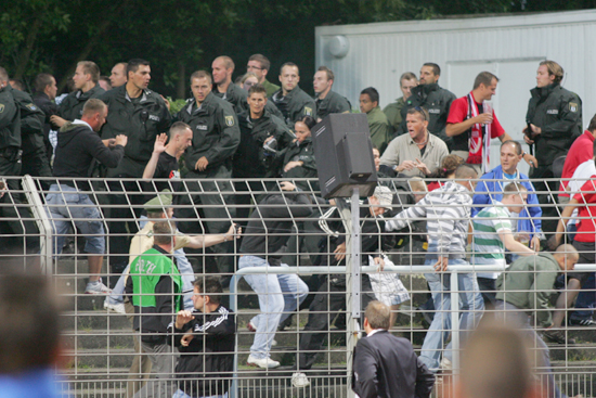 Immer öfter muss die Polizei auch bei Spielen von kleinen Vereinen gegen Fußball Chaoten vorgehen. (Foto: Wolff)