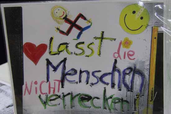 Eine Schülerarbeit aus dem Workshop "Mit bunten Farben gegen braune Parolen"! von Irmela Mensah – Schramm. (Foto: Wolff)
