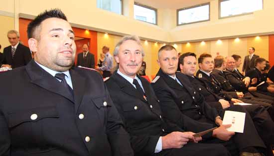 Das sind die Frauen und Männer, auf die sich die Schulzendorfer in der Not verlassen können. Hier bei der Ehrenveranstaltung mit Ministerpräsident Matthias Platzeck für die Opfer des Busunfall am Schönefelder Kreuz. (Foto: Wolff)