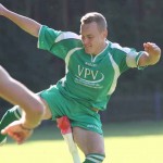 Jetzt bricht der Jubel aus. Der Torschütze nimmt es mit der Eckfahne auf.