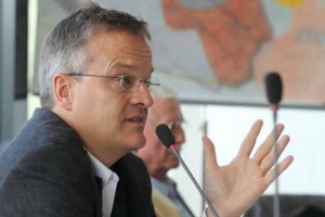 Für Dr. Christoph Brodel vom Arbeitskreis „Ärzte gegen Fluglärm“ steht fest, der Feinstaub am künftigen BER wird die Gesundheit der Menschen beeinträchtigen. (Foto: Wolff)