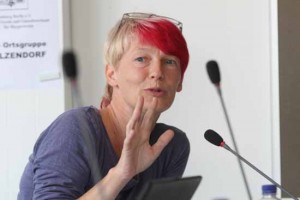 Die Moderatorin des 4. Bürgerdialogs, Christine Schütz von der Schulzendorfer Bürgerinitiative gegen Fluglärm musste ab und zu die erhitzten Gemüter beruhigen. (Foto: Wolff)