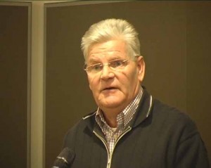 Ex - Bürgermeister Dr. Herbert Burmeister warnt vor den Folgen einer Kostenexplosion bei den Nutzungsgebühren der Mehrzweckhalle. (Foto: Wolff)