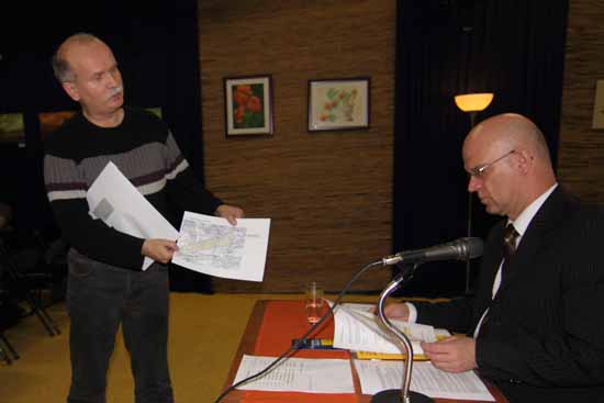 Der Ortsgruppensprecher des BVBB, Gernot Franke übergibt dem Landrat einen offenen Brief und eine Karte, die Absiedlungsgebiete in Schulzendorf beschreibt. (Foto: Wolff)