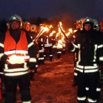 Nur noch wenige Augenblicke dann wird das Osterfeuer entzündet.