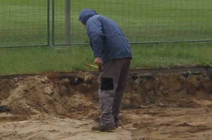 Baustopp: Archäologischer Fund am Sportplatz?