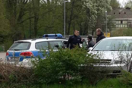 Die Falle hat zugeschnappt: Hier wird ein Zigarettenverkäufer (mitte) abgeführt. Ein Zivilfahnder (rechts) hat ihn gefangen genommen.