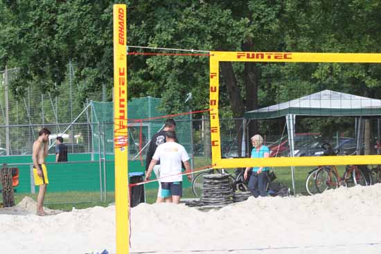 In den Sand, fertig, los! – Die neue Beachvolleyballanlage steht.