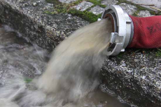 Hochwasser: Feuerwehrleute sind stink sauer – 23 Stunden schuften bei Schrippen und dünner Suppe!