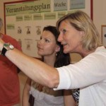 Carola Ahlert (rechts) stand der Politikerin Rede und Antwort und wies auf die Probleme in der Altenpflege hin.