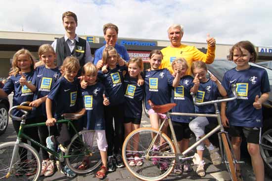 EDEKA sponsert Trikotsatz für Kunstrad – Akrobaten!