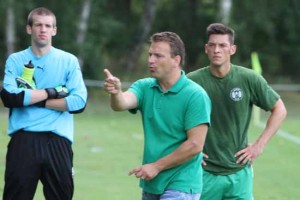 Trainer Dirk Wedemeyer in der Halbzeitbesprechung. (Foto: Wolff)