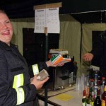 Diese Feuerwehrfrau will ihre Kameraden bei Laune halten. (Foto: Wolff)