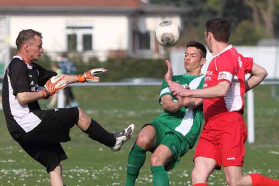 Christoper Lamprecht (Mitte) kommt einen Tick zu spät.