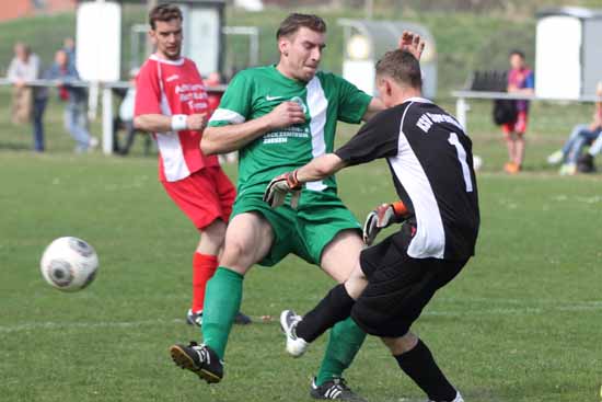 Sperenbergs Keeper klärt in höchster Not gegen Mike Borsdorf.