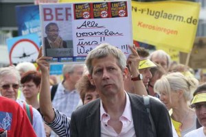 SPD - Ortsvereinschef Matthias Schubert auf einer Demonstration gegen Fluglärm. (Foto: Wolff)