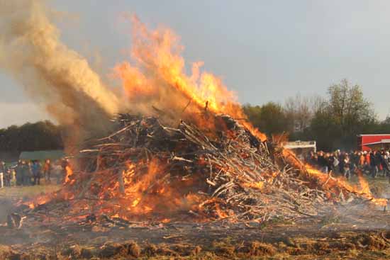 Osterfeuer: Tausende hatten viel Spaß beim Feuerschein!