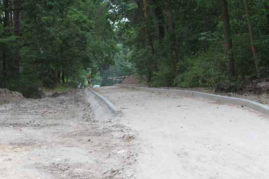 Anstelle der Sand Fahrbahn wird offenbar ein Geh- und Radweg gebaut.