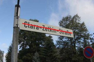 Hängt hier bald ein neues Straßennamensschild?
