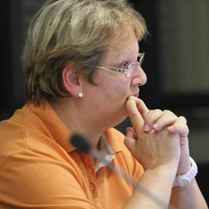 Winnifred Tauche (Die Linke) sah Mückes "Spaß" Einlage gelassen, zweimal gab sie dem Bürgermeister einen Korb. (Foto: Wolff)