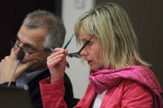 Die Abseitssteher: Bürgermeister Markus Mücke und Bauchefin Undine Nulle. In der Haushaltsdebatte vom Vorjahr mussten sich beide jede Menge Kritik in Sachen Bau gefallen lassen. Wollten beide dem diesmal aus dem Weg gehen?