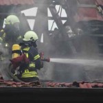 Feuerwehrleute bei der Brandbekämpfung