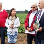 CDU - Bundestagsabgeordnete Jana Schimke im Gespräch mit Spreewald Bauern in Niewitz. (Foto: AZ)
