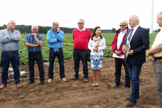CDU - Bundestagsabgeordnete Jana Schimke im Gespräch mit Spreewald Bauern in Niewitz. (Foto: AZ)