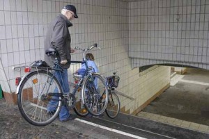 Vor allem altere Bürger wünschen sich, dass diese Buckelei bald ein Ende hat. (Foto: Eichwalder Nachrichten/Jörg Levermann)