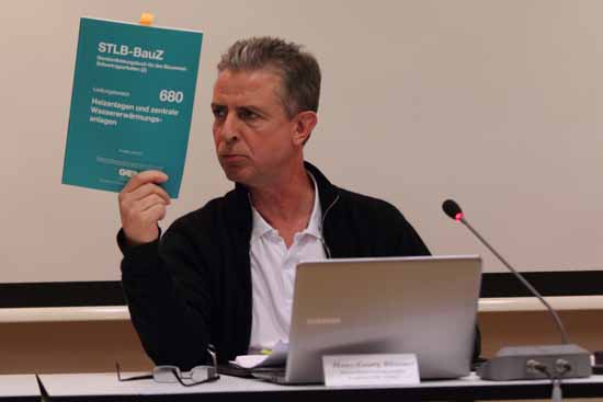 Elke Eder forderte unlängst, dass die Gemeindevertreter dem Bauamt helfen sollen. Hans – Georg Bäumer griff den Baufachleuten bereits im letzten Jahr mit einem Vorschlag unter die Arme. Doch intensiv geprüft wurde der offenbar nicht. (Foto: Wolff)