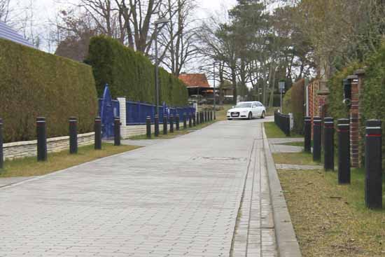 Die Poller Debatte geht weiter: Über 30 Poller stehen im Birkenweg. Aus dem Rathaus hieß es, dass ein Ansperrpfosten etwa 70 Euro kostet. (Foto: Wolff)
