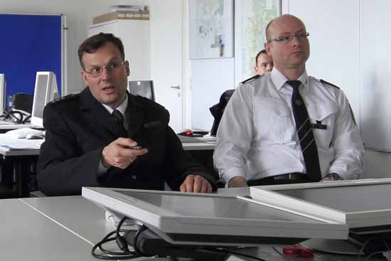 Polizeidirektor Alexander Karius (links) erläutert die Kriminalstatistik im Landkreis. Neben ihm Thorsten Bley, Leiter der Polizeiinspektion Flughafen Schönefeld. (Foto: Wolff)